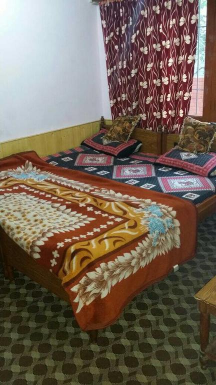 Taj Guest House Srīnagar Buitenkant foto