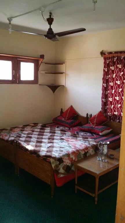 Taj Guest House Srīnagar Buitenkant foto